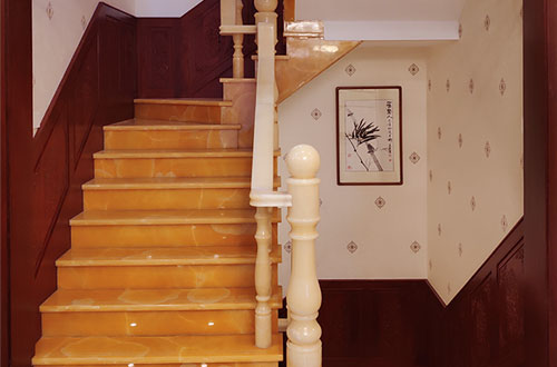 绥滨中式别墅室内汉白玉石楼梯的定制安装装饰效果